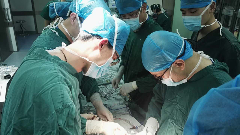 明慈医院心脏中心专家团队正在为患儿手术