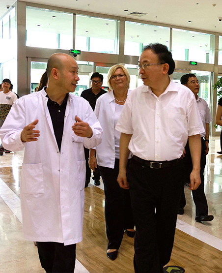 无锡市委书记李小敏一行莅临明慈医院视察