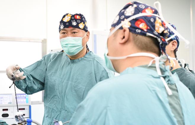 75岁患者在明慈医院顺利接受结直肠与肾脏肿瘤同期微创手术